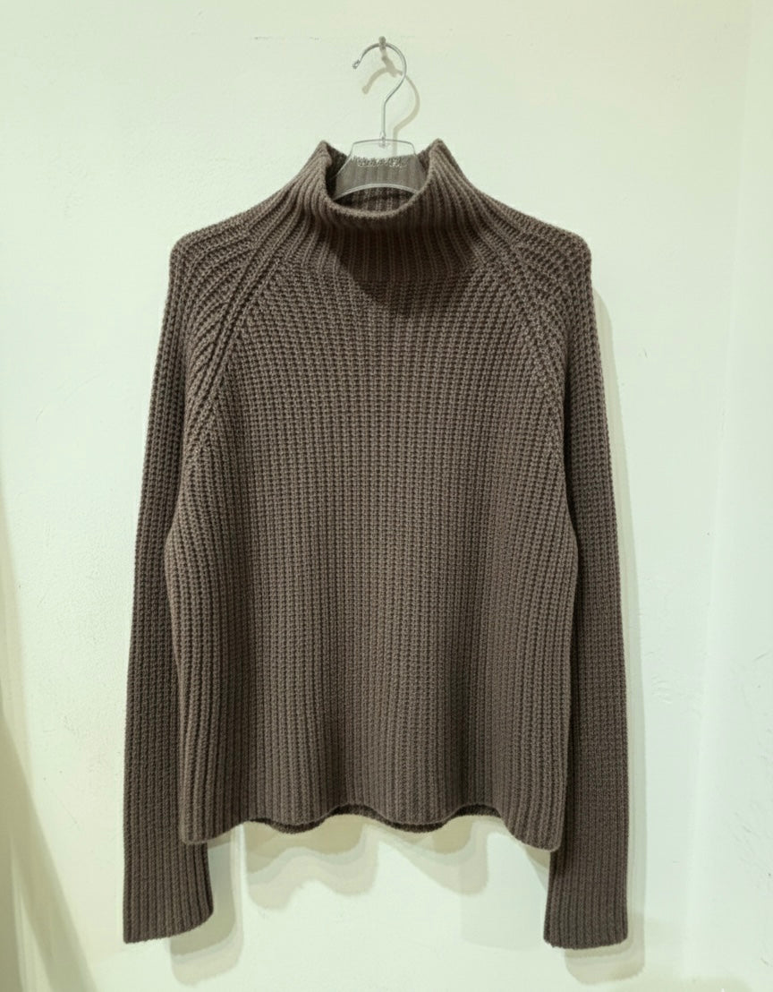 Maglione a coste collo alto